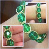 Pulseira dourada com pedras verde